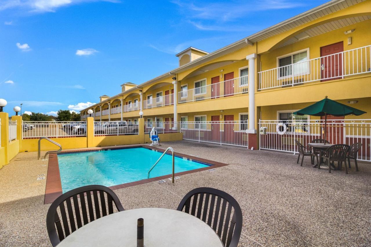 Scottish Inn And Suites Baytown Exteriör bild